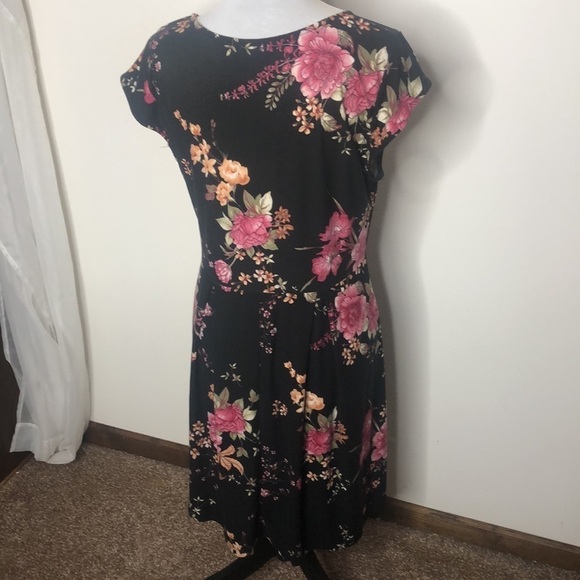 Kaileigh black floral short sleeve midi dress size medium - Picture 6 of 13
